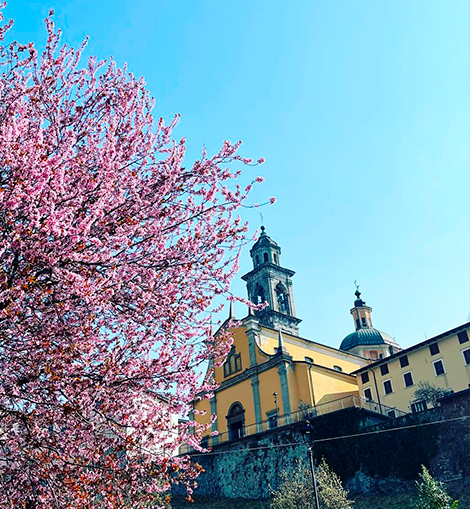 Immagine della chiesa di Edolo fotografata dal basso