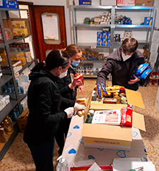 Donne che confezionano donazioni alimentari per la San Vincenzo conferenza di Edolo