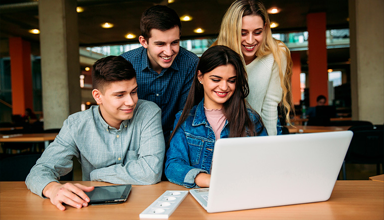 Gruppo di studenti davanti a pc